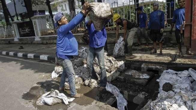 Bersihkan Lumpur Gorong-gorong