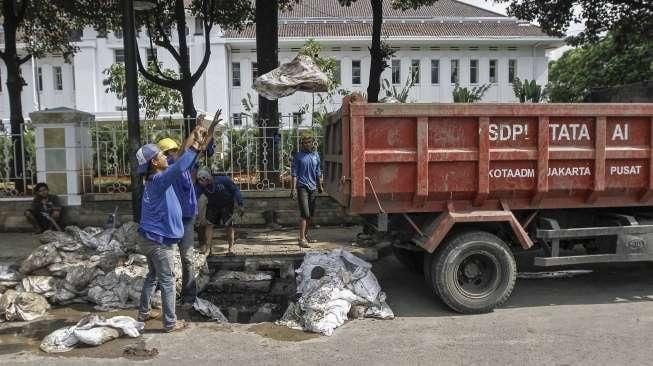 Bersihkan Lumpur Gorong-gorong