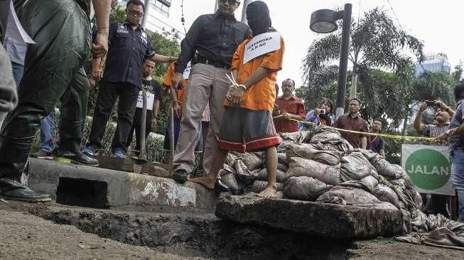 Rekonstruksi Pencurian Kabel di Gorong-gorong