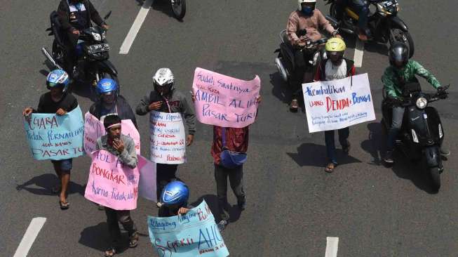 Mereka mendesak agar Wali Kota Surabaya Tri Rismaharini menyelesaikan polemik antara pedagang dengan investor.