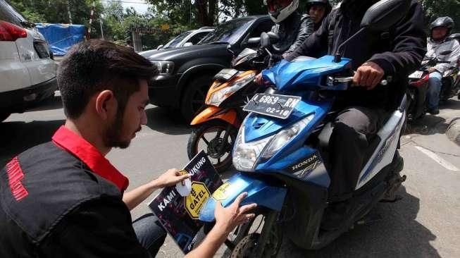 Kampanye Gerakan Tertib Berlalu Lintas (Gatel) di Jalan Palmerah, Jakarta, Rabu (16/3).