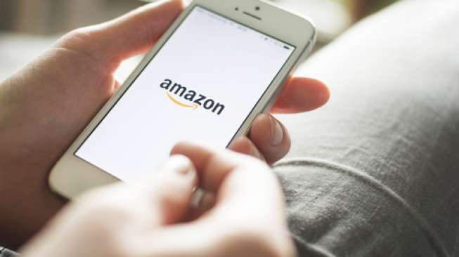 Ilustrasi aplikasi belanja online Amazon pada ponsel pintar (Shutterstock).
