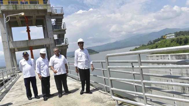 Presiden Joko Widodo didampingi Menteri Pekerjaan Umum dan Perumahan Rakyat Basuki Hadimuljono dan Gubernur Jawa Barat Ahmad Heryawan meninjau Bendungan Jatigede di Sumedang, Jawa Barat, Kamis (17/3).