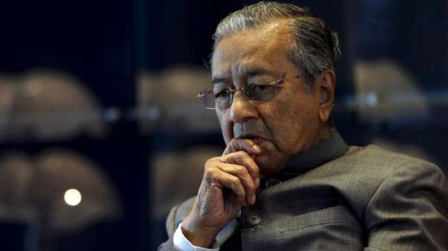 Mahathir Mohamad Dilempari Botol hingga Sepatu