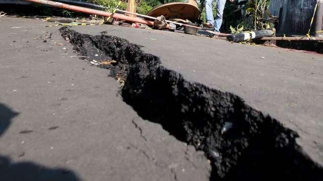 Jalan amblas tersebut diduga karena pergeseran tanah sehingga pondasi jembatan bergeser.