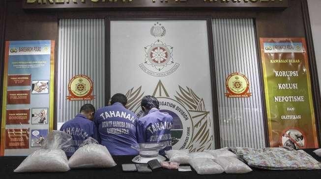 Petugas berhasil mengamankan sabu senilai Rp22 Milyar dari tangan 3 orang tersangka.