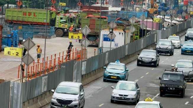 Pekerja menyelesaikan pembangunan infrastruktur Mass Rapid Transit (MRT) di kawasan Bunderan Hotel Indonesia (HI), Jakarta, Sabtu (19/3/2016). [Suara.com/Oke Atmaja]