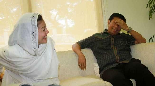 Wakil Ketua DPRD DKI Jakarta, Abraham Lunggana alias Haji Lulung, melakukan pertemuan dengan politisi Partai Demokrat, Mischa Hasnaeni Moein, di Gedung DPP PPP, Jakarta, Sabtu (19/3/2016). [Suara.com/Oke Atmaja]