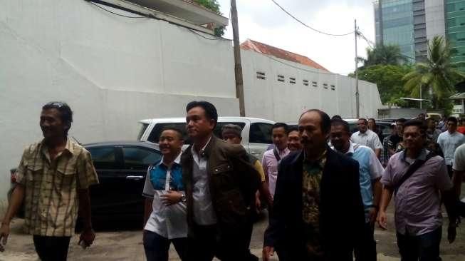 Sebelum Pertemuan Tertutup, Yusril dan Lulung Tempel Pipi Dulu