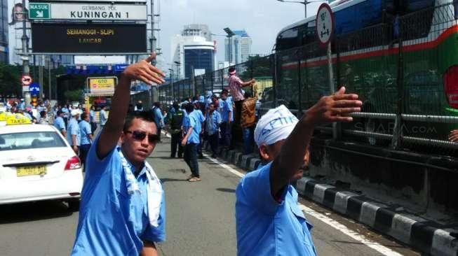 Aksi Sopir Taksi, Sweeping di Jalanan sampai Masuk Tol Dalam Kota