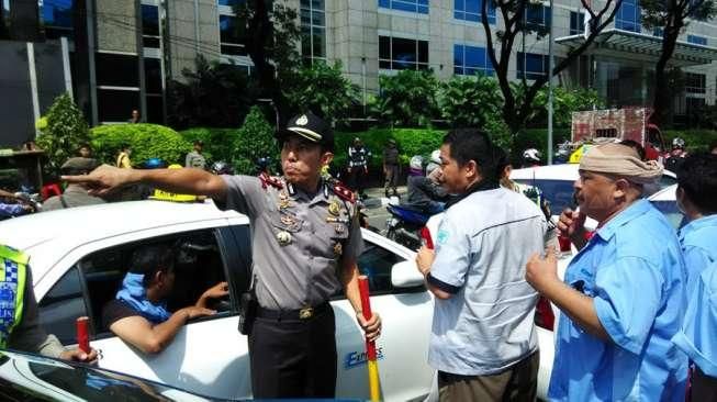 Sweeping Sopir Taksi di Gatot Subroto Jakarta Diwarnai Cekcok