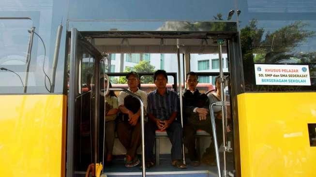 Bus Sekolah dikerahkan untuk mengangkut penumpang yang menumpuk dibeberapa lokasi.