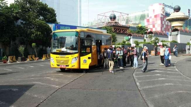 Bus Sekolah Angkut Penumpang Umum