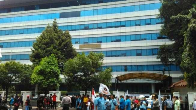 Sopir Taksi Blokade Gerbang Kantor Kemenkominfo