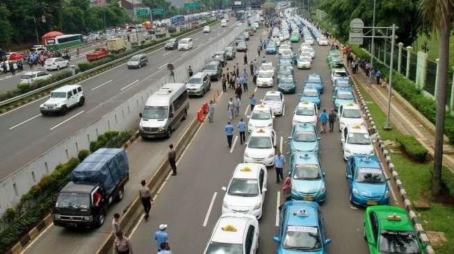 Ogah Tutup Uber dan Grab Car, Presiden Diminta Pecat Menkominfo