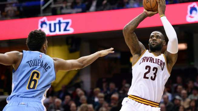 "Triple-Double" James Bawa Cavs Juarai Divisi Tengah