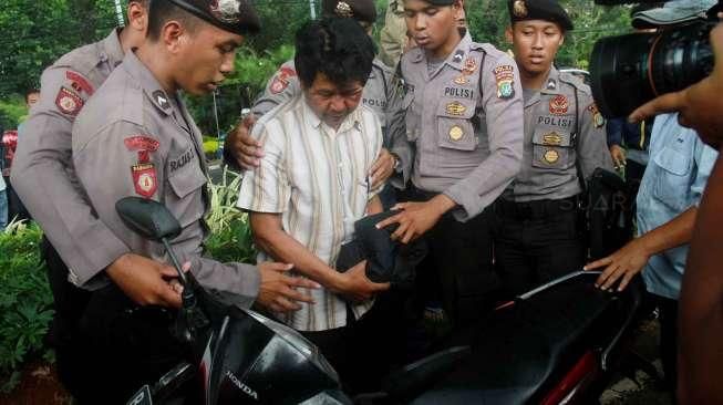 Bentrokan itu terjadi dikarenakan kesalahpahaman antara sopir taksi dan Gojek.