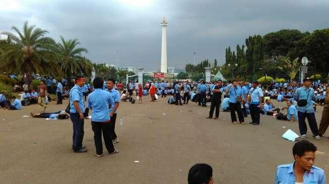 Dihadang Kawat Duri Istana, Sopir Taksi Cuma Bisa Tiduran