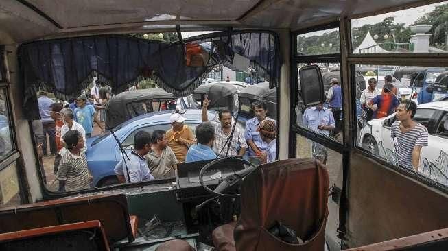 Taksi dan Metromini Dirusak Massa