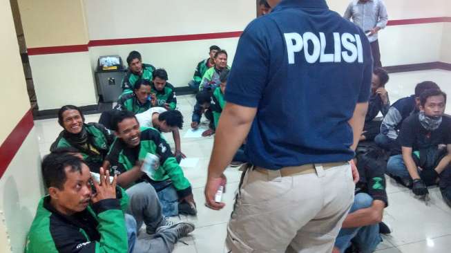 Demo Anarkis Taksi, Polisi Tangkap Sopir Gojek