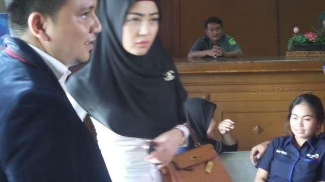 Di Sidang Cerai, Bella Sophie Pakai Hijab dengan Busana Ketat