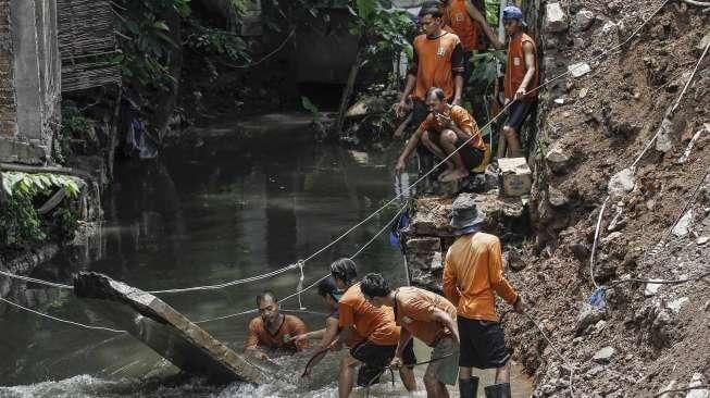 Tanah Longsor di Buncit Raya