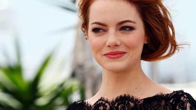 Bikin Malu, Emma Stone Berebut Pelukan di Golden Globe Awards