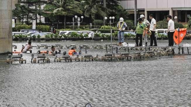 Pemasangan Penyangga Monumen Selamat Datang