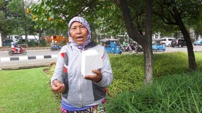 Cerita Ibu Kebersihan Pemberani Dapat Hadiah Ponsel dari Ahok