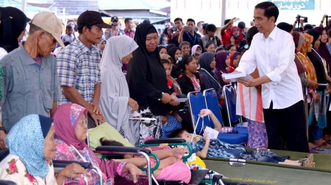 Presiden Jokowi Bagi-Bagi Bantuan Sosial di Tarakan