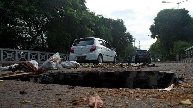 Jalan Amblas di Kawasan Karet