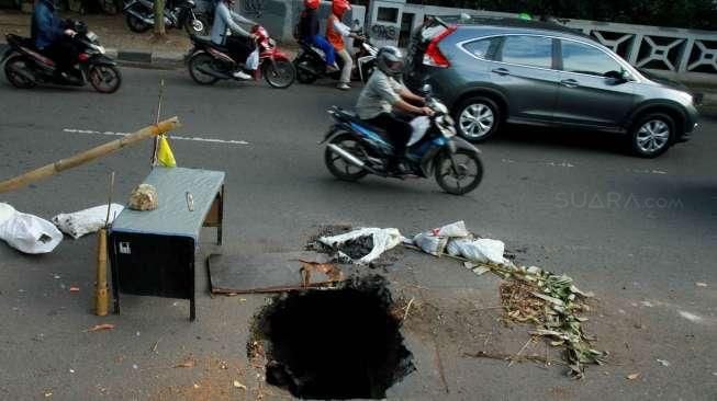 Jalan Amblas di Kawasan Karet