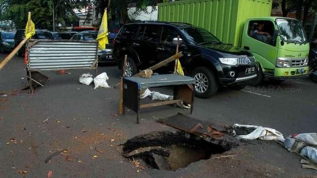 Curah hujan yang tinggi dan rapuhnya ruas jalan itu mengakibatkan jalan tersebut amblas.