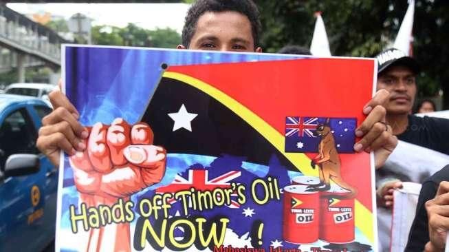 Mereka menuntut pemerintah Australia untuk segera keluar dari batas maritim Timor Leste.