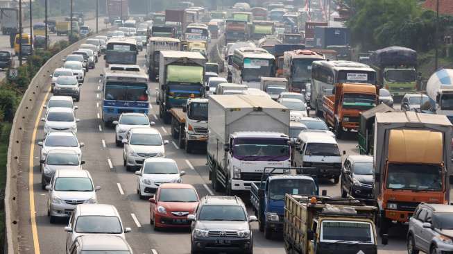 Sebanyak 51 000 Mobil Lintasi Gerbang Tol  Plumbon  Cirebon 