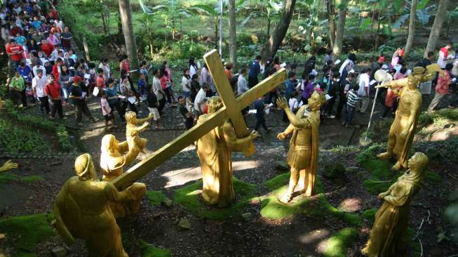 Menggambarkan peristiwa yang dialami Yesus menjelang dan saat penyaliban di Bukit Golgota. 