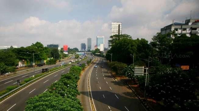 Libur panjang dimanfaatkan masyarakat Jakarta untuk menikmati liburan keluar kota.