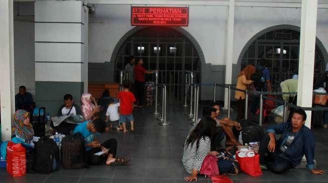 Sejumlah penumpang kereta api tampak memadati Stasiun Senen, Jakarta, Jumat (25/3/2016), di momen libur Paskah. [Suara.com/Oke Atmaja]