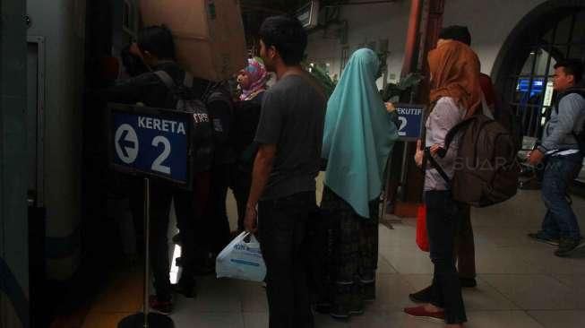 Sejumlah penumpang kereta api tampak memadati Stasiun Senen, Jakarta, Jumat (25/3/2016), di momen libur Paskah. [Suara.com/Oke Atmaja]