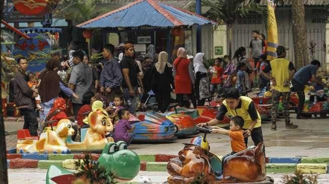 Warga memanfaatkan hari libur Paskah dengan mengunjungi lokasi wisata Kebun Binatang Ragunan di Jakarta, Jumat (25/2/2016). [Suara.com/Kurniawan Mas'ud]