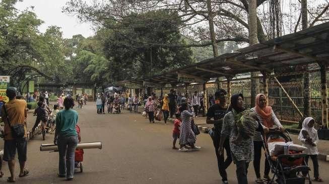 Warga memanfaatkan hari libur Paskah dengan mengunjungi lokasi wisata Kebun Binatang Ragunan di Jakarta, Jumat (25/2/2016). [Suara.com/Kurniawan Mas'ud]