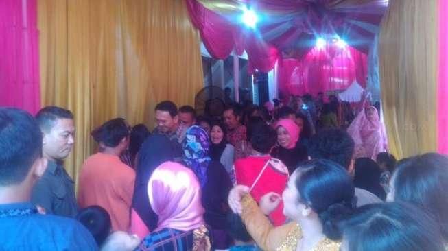 Diam-diam, Ahok Suka ke Acara Nikahan Warga, Ibu-ibu Pun Nempel