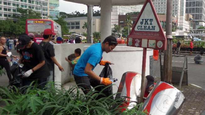 Senyum, Sandiaga Uno Pungut Sampah di CFD