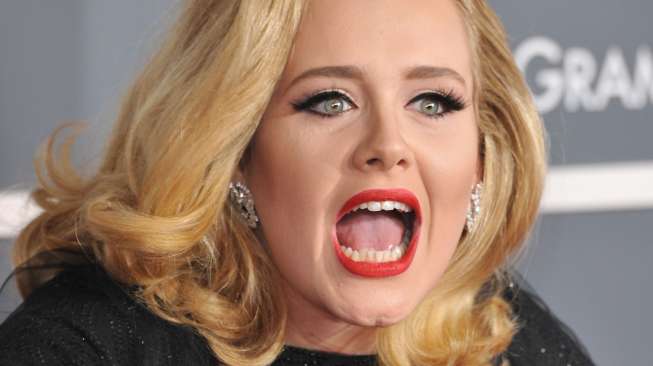 Ikutan Sedih, Adele Dedikasikan Konsernya untuk Jolie-Brad Pitt