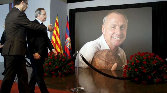 Presiden Barcelona Josep Maria Bartomeu (kiri) dan Presiden  Real Madrid Florentino Perez berada di depan foto Johan Cruyff di Camp Nou. Reuters/Albert Gea