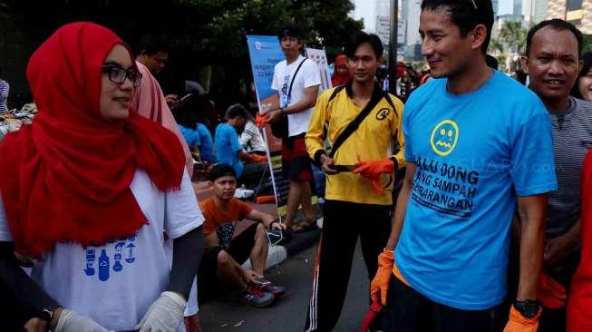 Sandiaga Uno pungu sampah (Suara.com/Oke Atmadja)