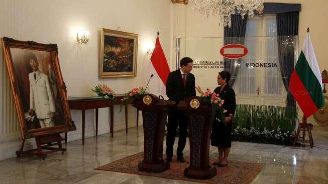 Membahas mengenai perpanjangan kerja sama perjanjian bebas visa diplomatik.