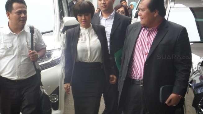 Hadiri Sidang Cerai Perdana, Julia Perez Tegang