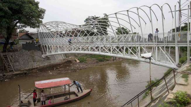 Untuk menggantikan transportasi perahu eretan yang selama ini digunakan warga.