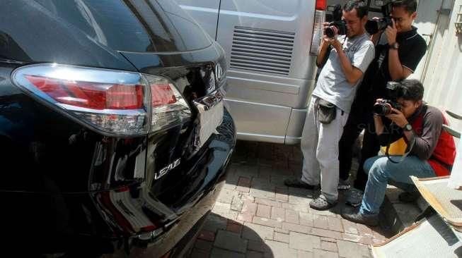 KPK mengamankan Toyota Lexus bernopol B 9 BRP, Honda Accord bernopol B1936 FBD dan Jaguar bernopol B123 RX. 